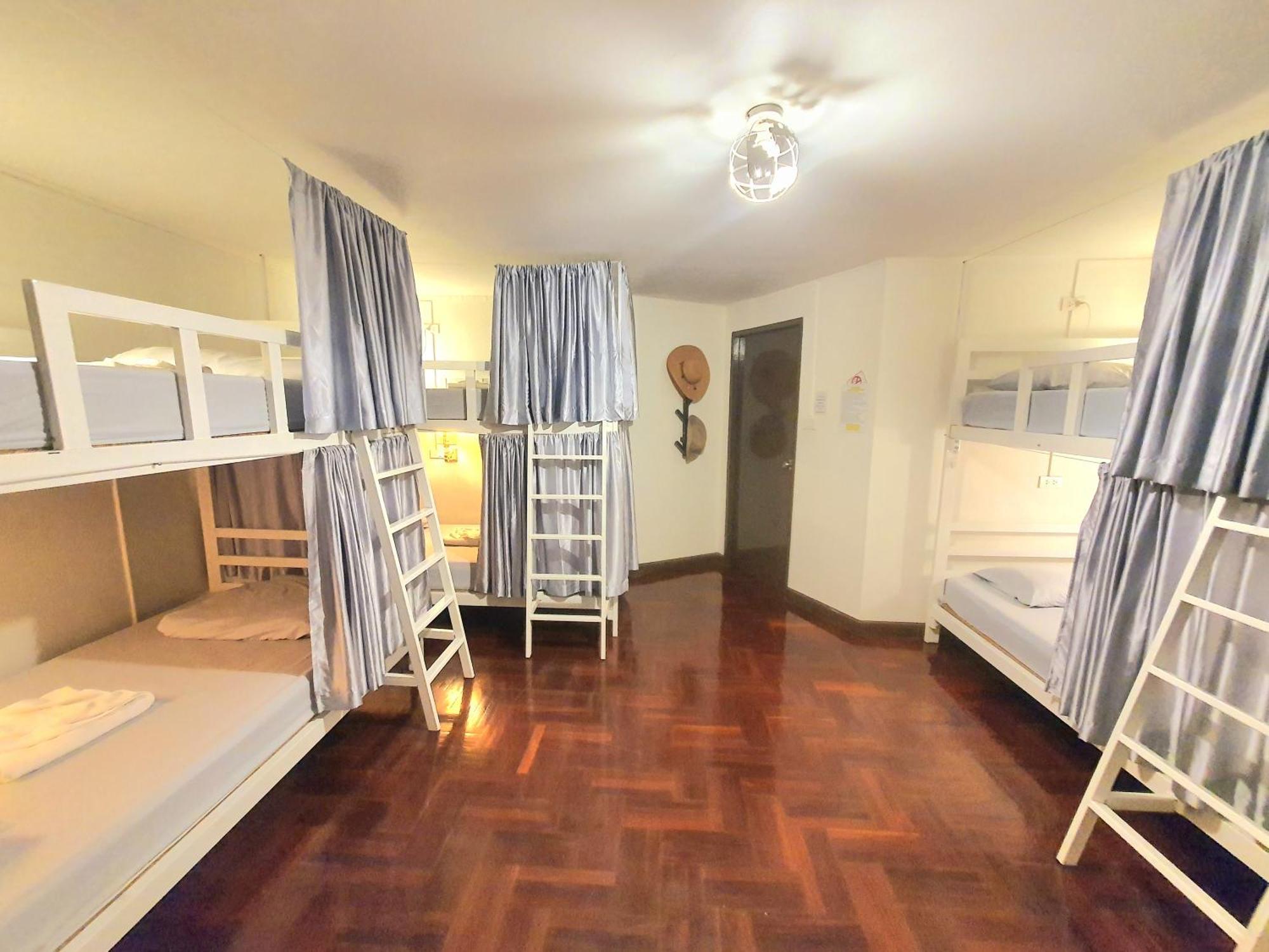 Home16 Sukhumvit16 Бангкок Экстерьер фото