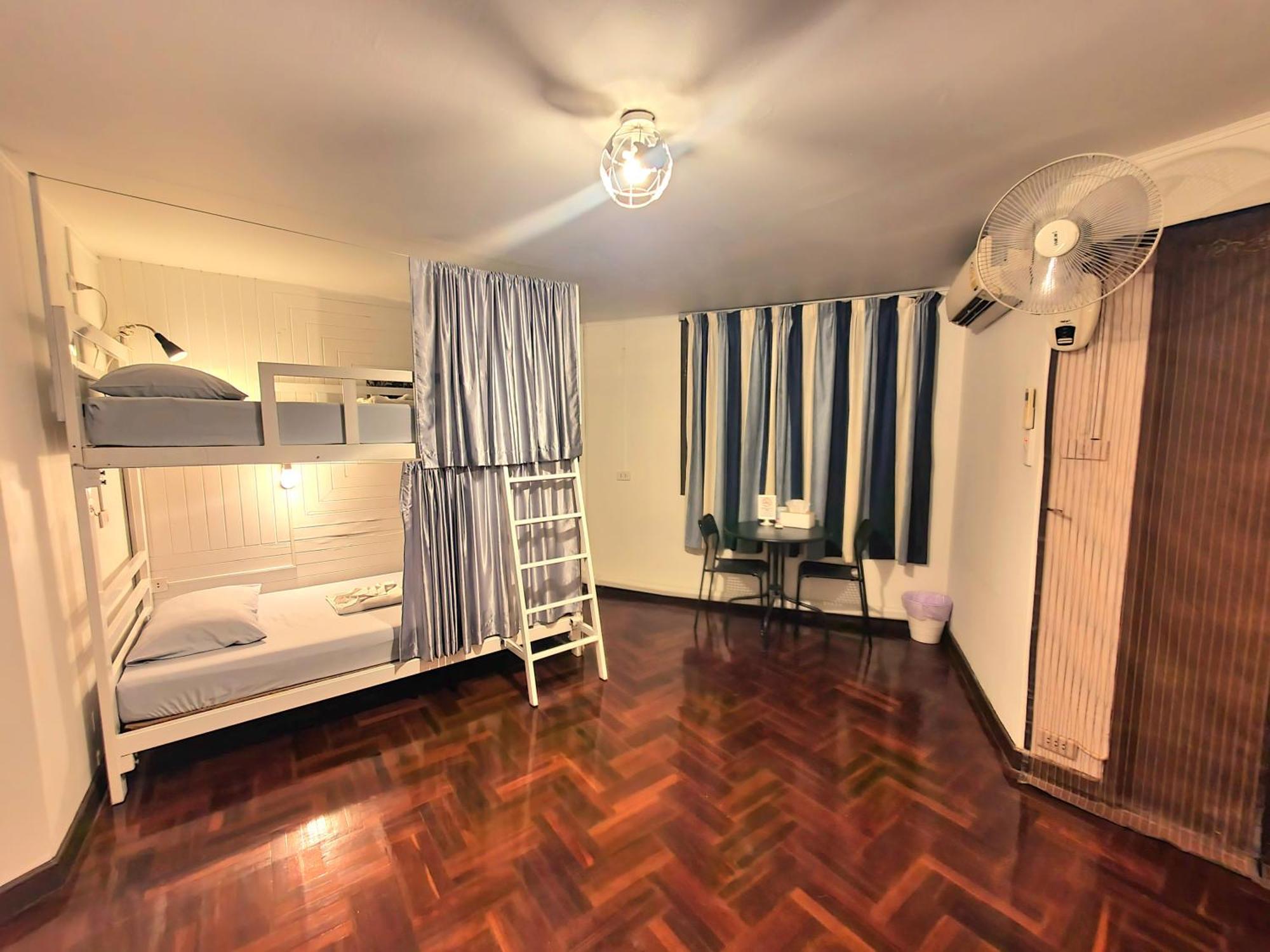 Home16 Sukhumvit16 Бангкок Экстерьер фото