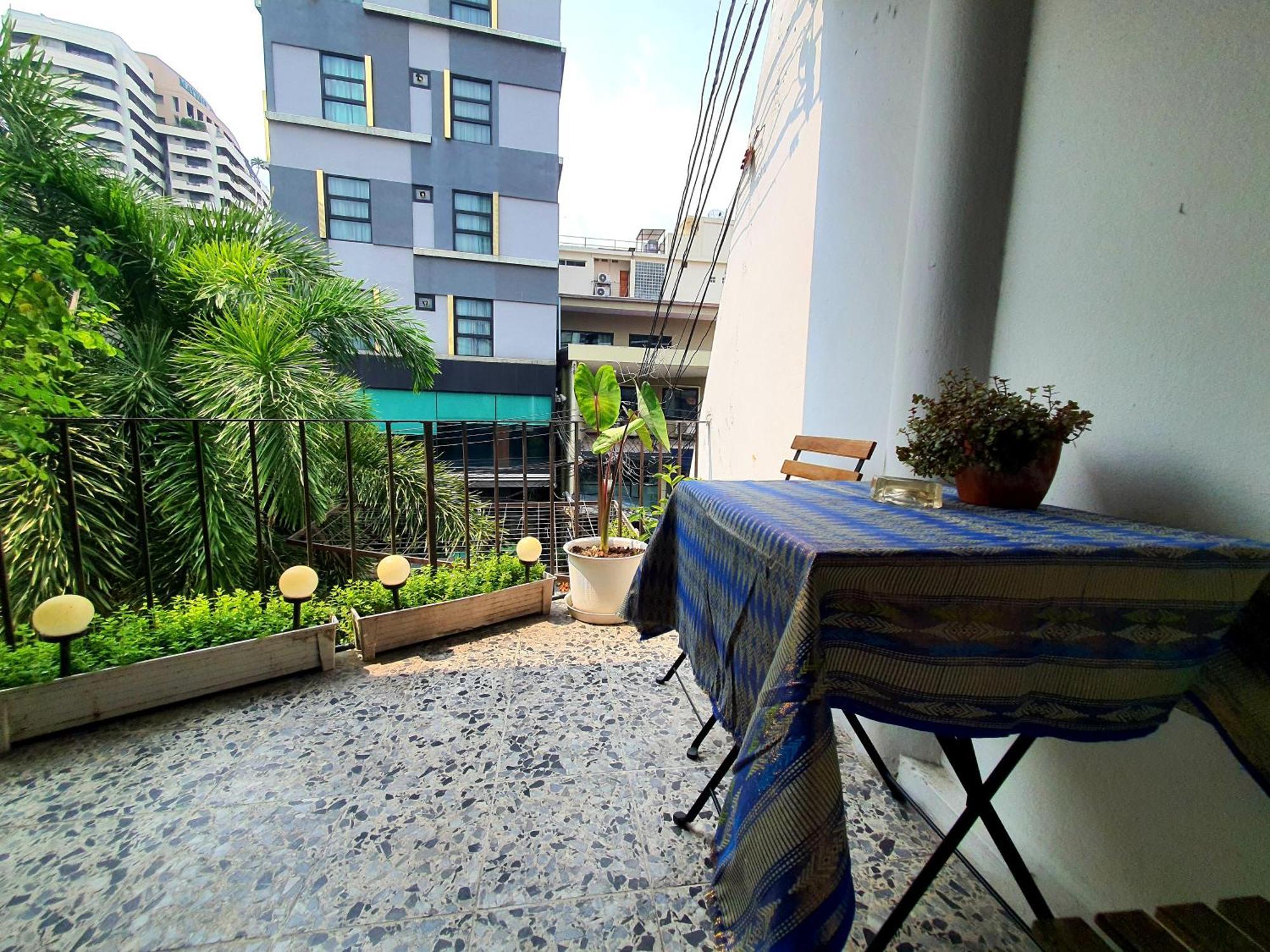 Home16 Sukhumvit16 Бангкок Экстерьер фото