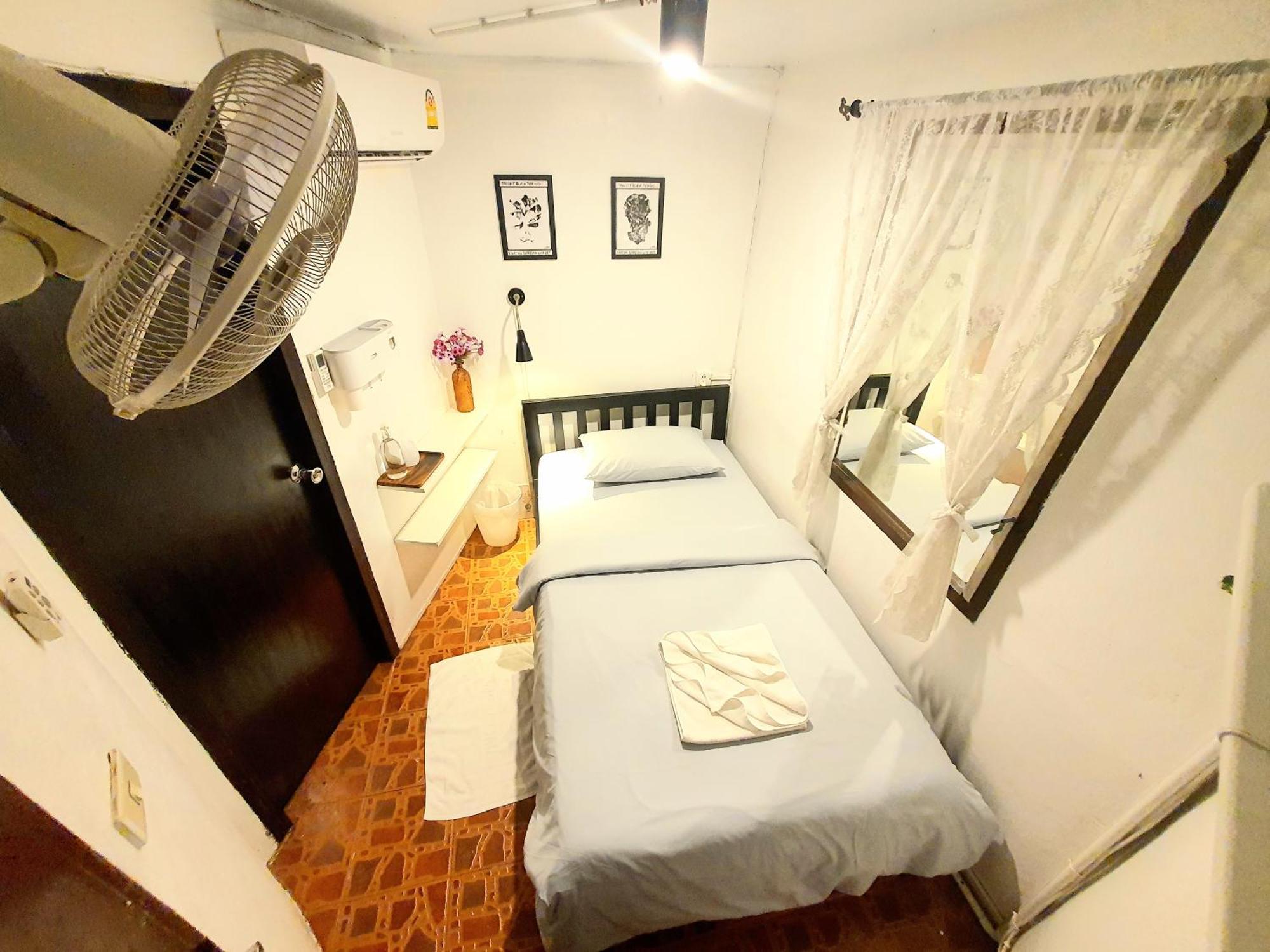 Home16 Sukhumvit16 Бангкок Экстерьер фото