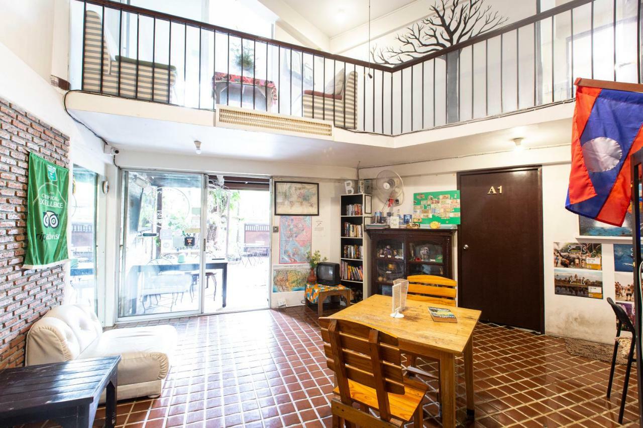 Home16 Sukhumvit16 Бангкок Экстерьер фото